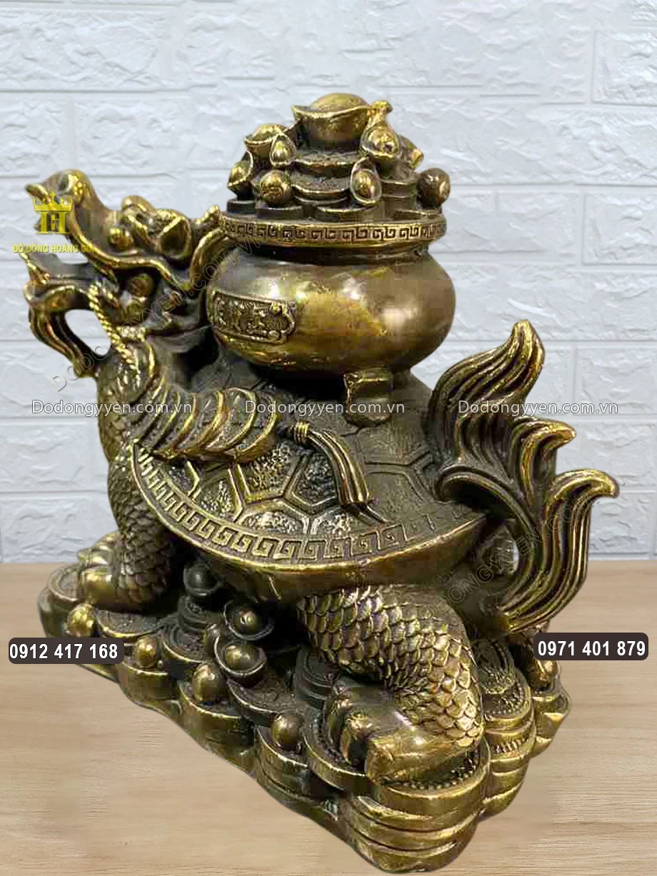 H&igrave;nh ảnh ph&iacute;a sau của bức tượng đồng